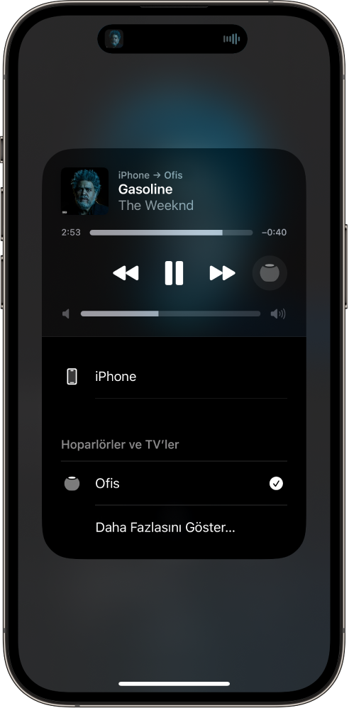 iPhone ekranında bir parça çalıyor, aygıt ve hoparlör listesi gösteriliyor. iPhone seçili ve aşağıdaki seçeneklerden biri HomePod.