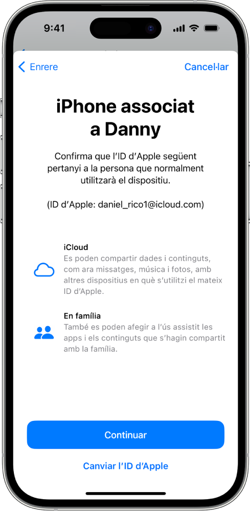 Un iPhone amb l’ID d’Apple associat amb el dispositiu i informació sobre l’iCloud i les funcions “En família” que es poden fer servir amb l’ús assistit.