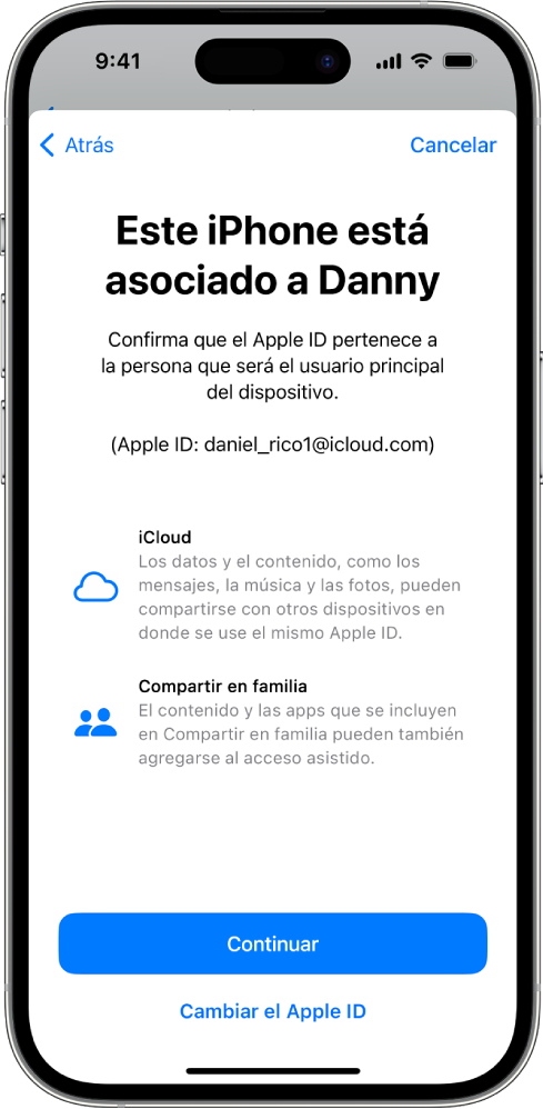 Un iPhone mostrando el Apple ID asociado con el dispositivo e información sobre las funciones de Compartir en familia y iCloud que pueden usarse con el acceso asistido.