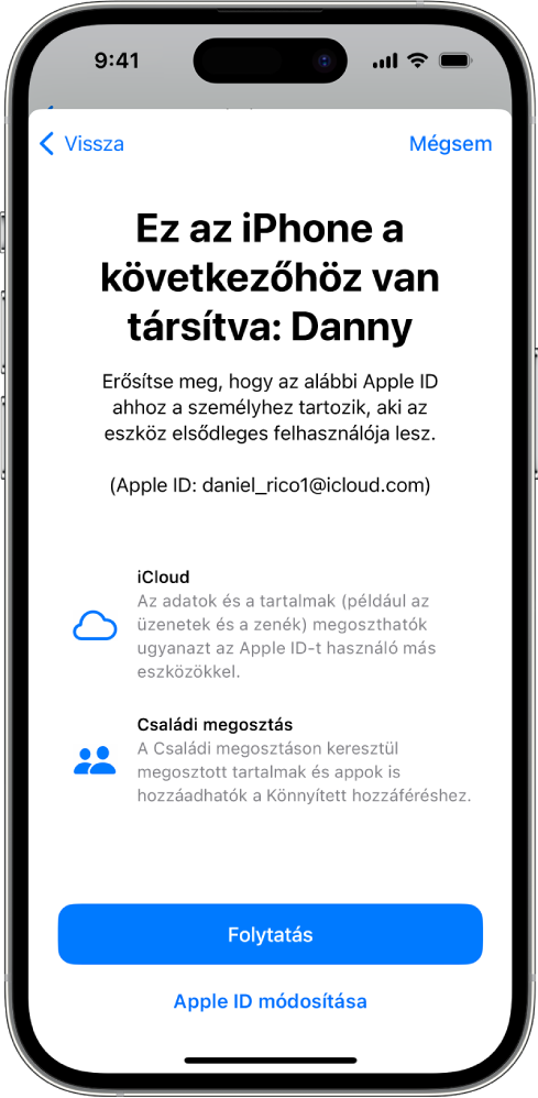 Egy iPhone, amelynek képernyőjén az eszközhöz társított Apple ID látható, továbbá információk az iCloud és a Családi megosztás azon funkcióiról, amelyek a Könnyített hozzáféréssel használhatók.