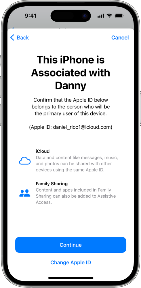 „iPhone“ įrenginyje rodomas su įrenginiu susietas „Apple ID“ ir informacija apie „iCloud“ bei „Family Sharing“ funkcijas, kurias galima naudoti įjungus režimą „Assistive Access“.