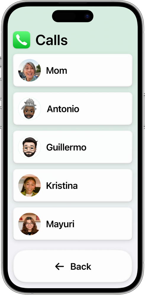 „iPhone“ įrenginyje įjungus „Assistive Access“ rodoma atidaryta programa „Calls“, matomas kontaktų nuotraukų ir vardų sąrašas.