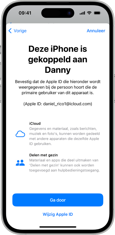 Een iPhone met de Apple ID die aan het apparaat is gekoppeld en informatie over het gebruik van iCloud en 'Delen met gezin' in combinatie met hulpbedieningstoegang.