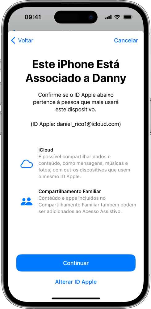 iPhone mostrando o ID Apple associado ao dispositivo e informações sobre os recursos do iCloud e do Compartilhamento Familiar que podem ser usados com o Acesso Assistivo.
