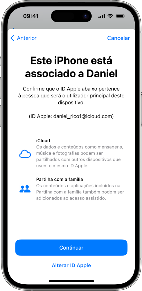 Um iPhone mostra o ID Apple associado ao dispositivo e informação sobre iCloud e funcionalidades de Partilha com a família que podem ser usadas com o Acesso assistido.