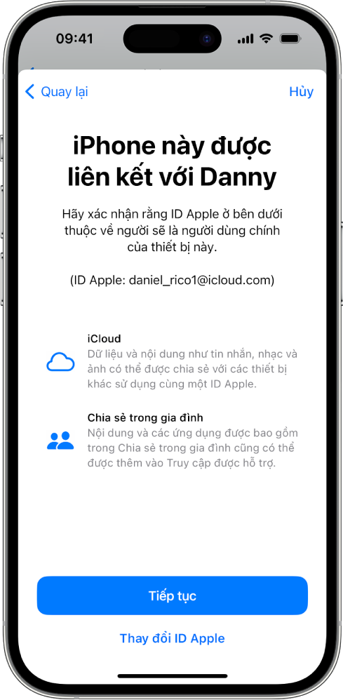 Một iPhone đang hiển thị ID Apple được liên kết với thiết bị và thông tin về các tính năng iCloud và Gia đình có thể được sử dụng với Truy cập được hỗ trợ.