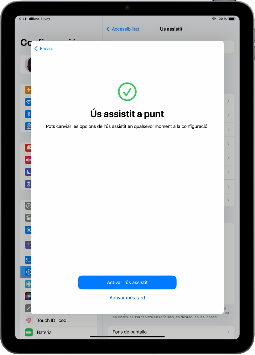 En un iPad es mostra un missatge que diu que l’ús assistit està a punt per fer-se servir, i a la part inferior de la pantalla hi ha un botó per activar-lo.