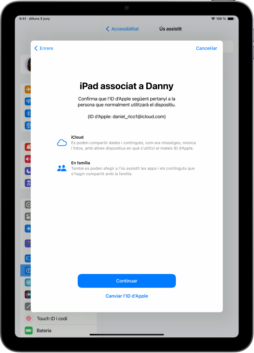 Un iPad amb l’ID d’Apple associat amb el dispositiu i informació sobre l’iCloud i les funcions “En família” que es poden fer servir amb l’ús assistit.