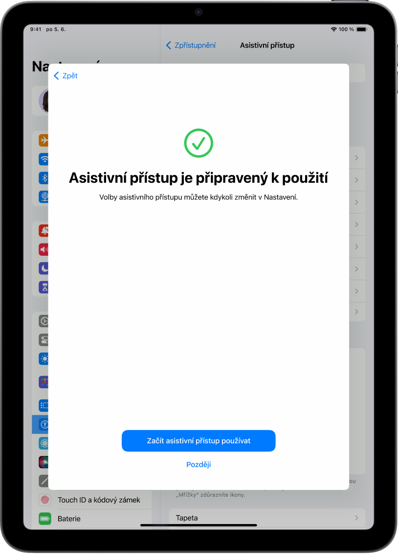 Na displeji iPadu se zobrazuje informace o tom, že asistivní přístup je připravený k použití, a tlačítko, kterým lze asistivní přístup spustit.
