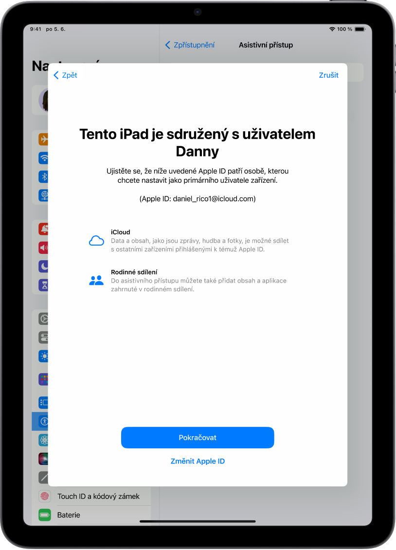 Na iPadu je zobrazené Apple ID sdružené se zařízením a informace o službách iCloud a Rodinné sdílení, které je možné s asistivním přístupem používat.