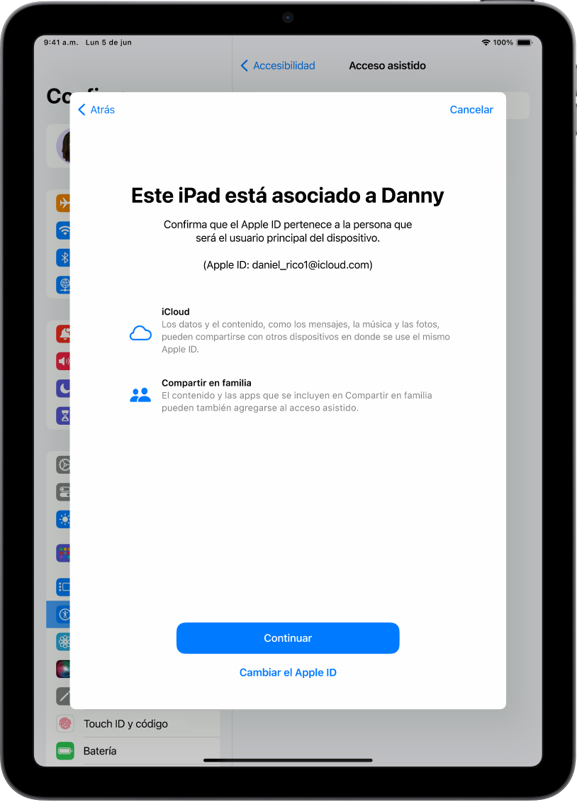 Un iPad mostrando el Apple ID asociado con el dispositivo e información sobre las funciones de Compartir en familia y iCloud que pueden usarse con el acceso asistido.