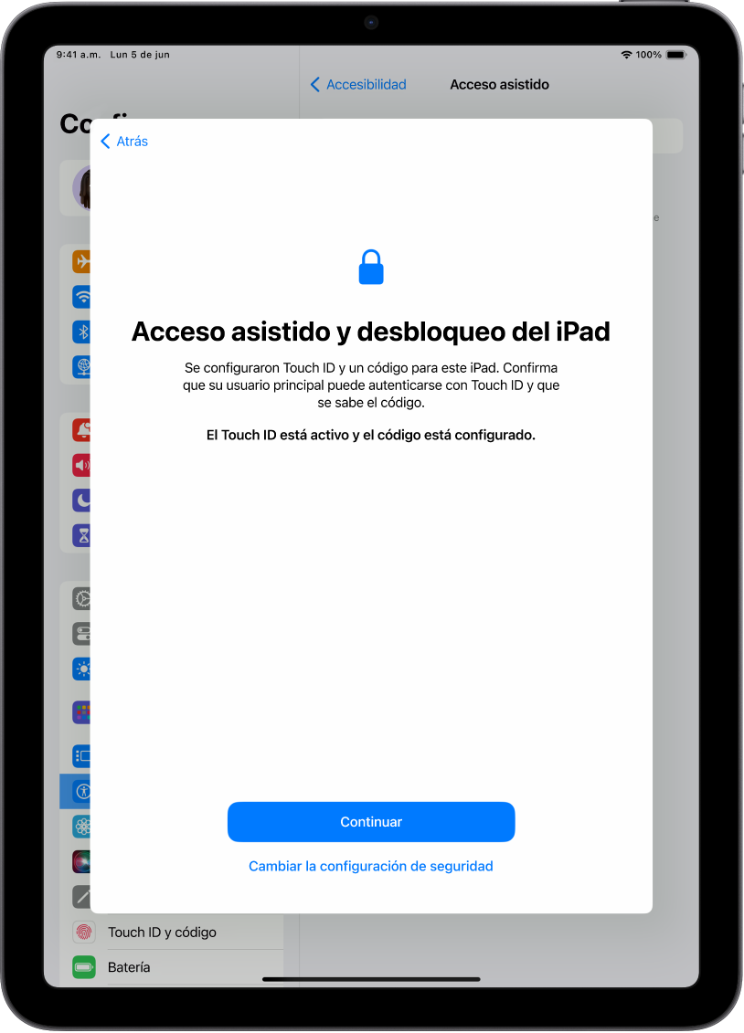 Un iPad con una pantalla que solicita a la persona de apoyo de confianza que confirme que la persona que usará el dispositivo conoce su código.