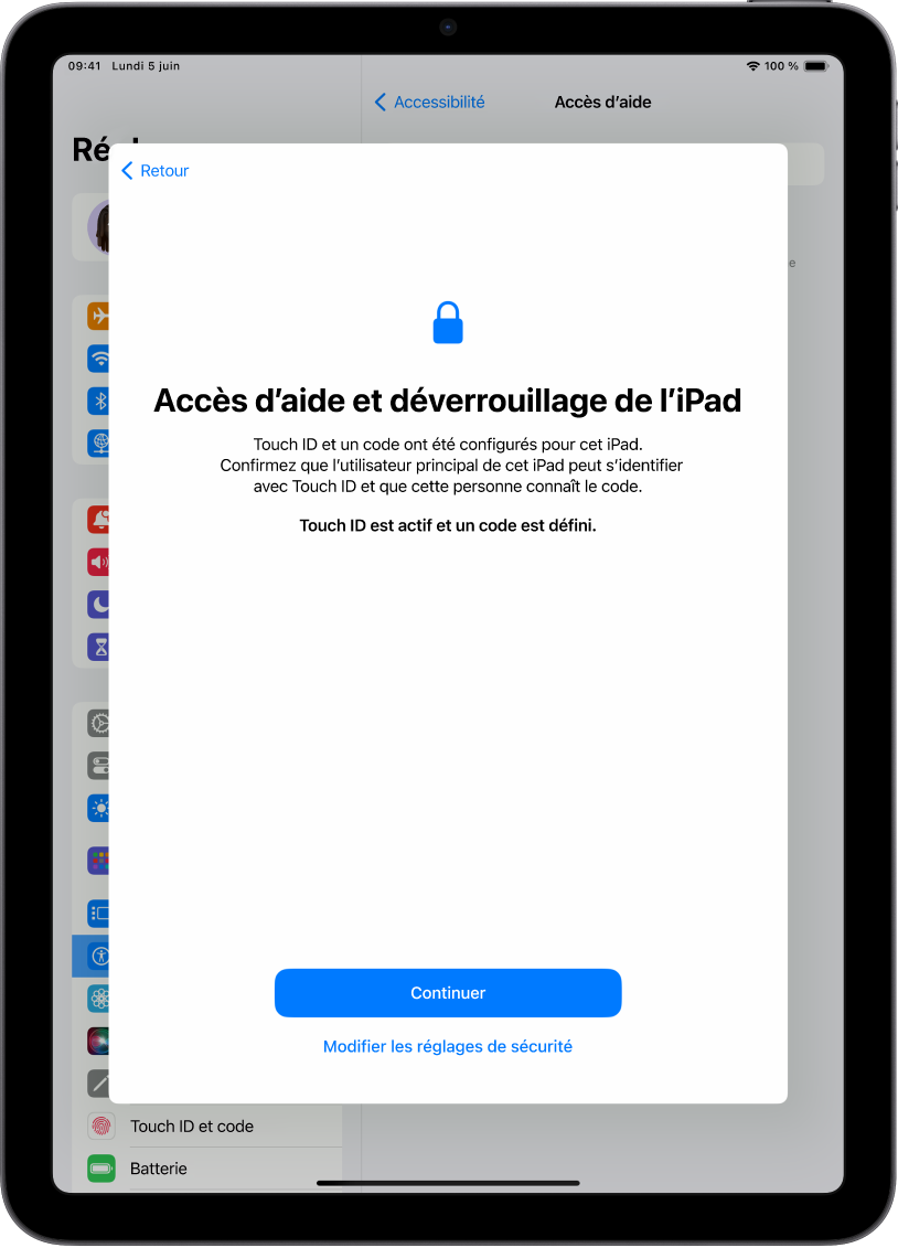 Un iPad avec un écran demandant à la personne de confiance de confirmer que la personne qui utilise l’appareil connaît le code de l’appareil.