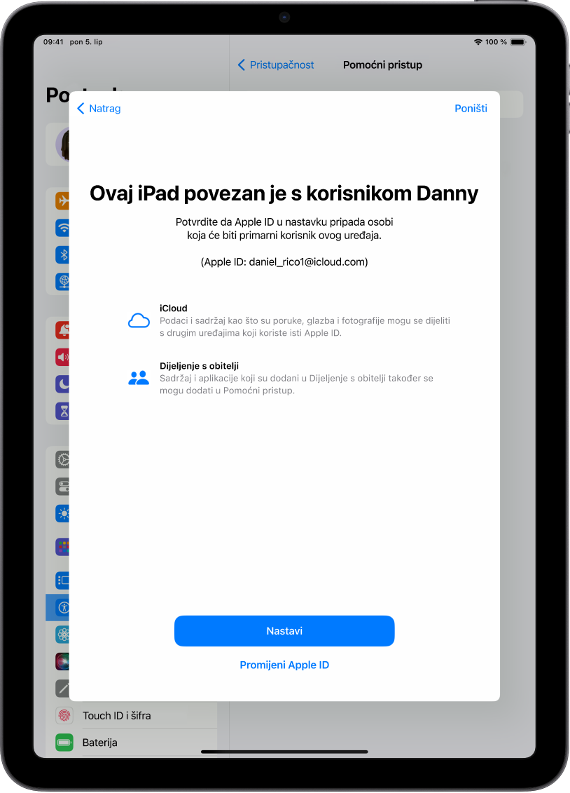 iPad koji prikazuje Apple ID povezan s uređajem i informacije o značajkama iClouda i Dijeljenja s obitelji koje se mogu koristiti s Pomoćnim pristupom.