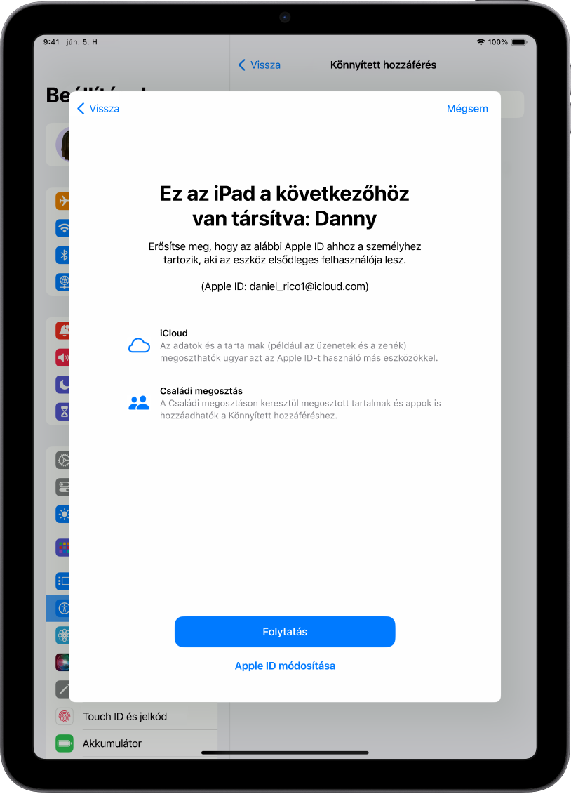 Egy iPad, amelynek képernyőjén az eszközhöz társított Apple ID látható, továbbá információk az iCloud és a Családi megosztás azon funkcióiról, amelyek a Könnyített hozzáféréssel használhatók.