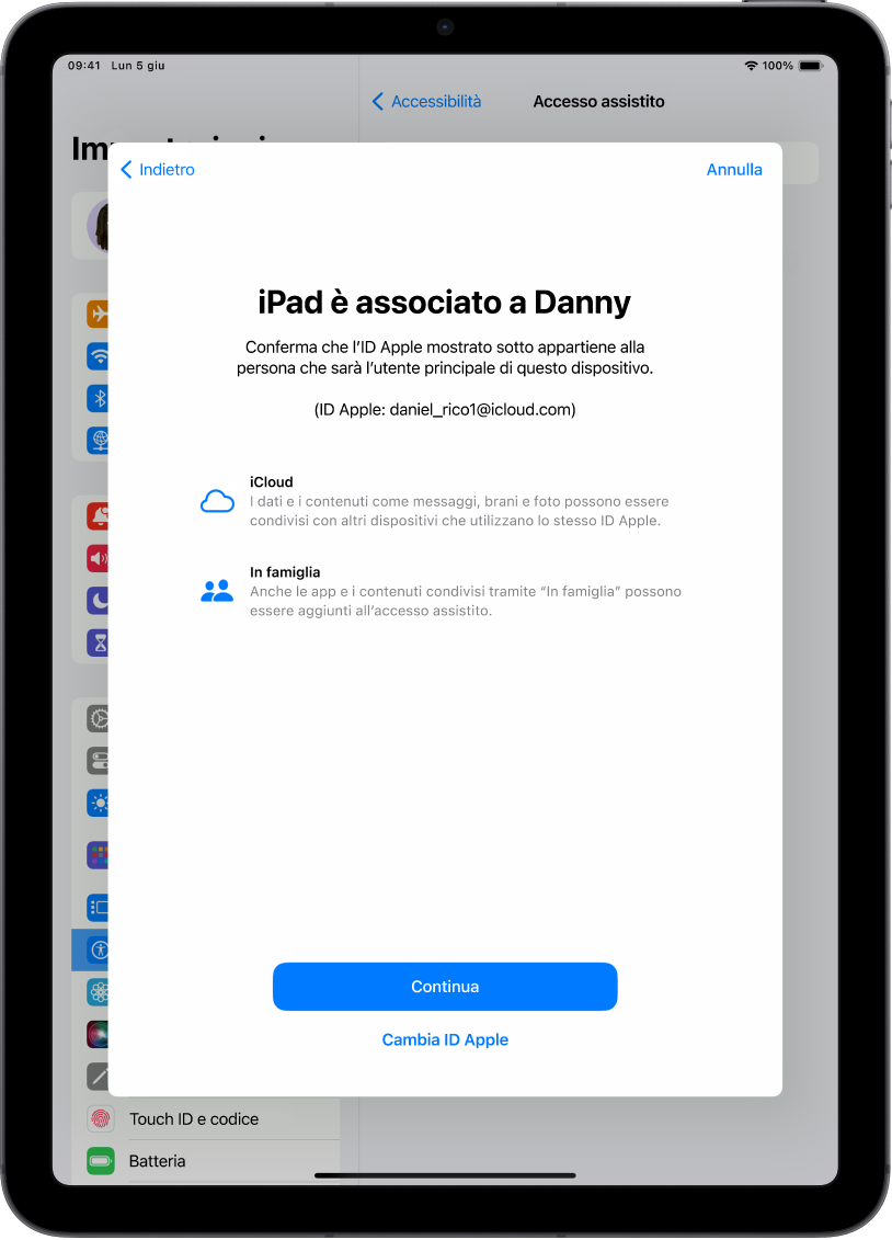 Un iPad che mostra l’ID Apple associato al dispositivo e le informazioni sulle funzionalità di iCloud e “In famiglia”, che possono essere utilizzate con “Accesso assistito”.