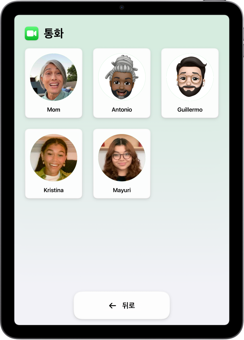 보조 접근을 사용 중인 iPad에 통화 앱이 열려 있으며 연락처의 사진과 이름이 큰 격자로 표시됨.