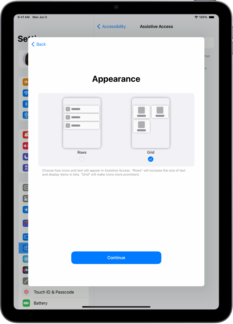 „iPad“ įrenginyje nustatomas režimas „Assistive Access“, galima pasirinkti turinį rodyti lengvai skaitomuose sąrašuose arba dideliame tinklelyje, kuriame gerai matosi paveikslėliai bei piktogramos.