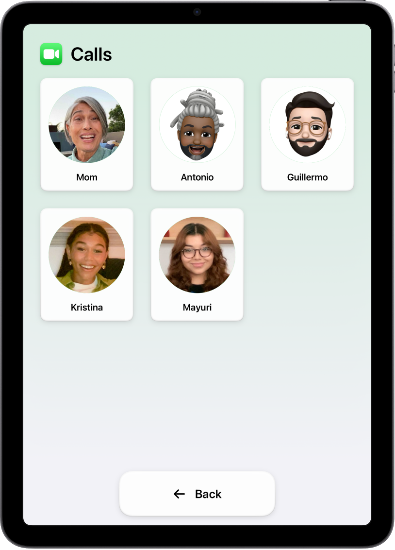 „iPad“ įrenginyje įjungus „Assistive Access“ rodoma atidaryta programa „Calls“, matomas didelis kontaktų nuotraukų ir vardų tinklelis.