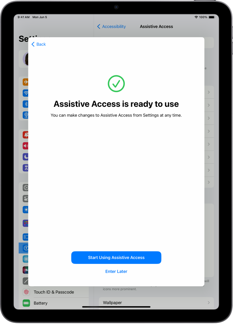 „iPad“ ekrane rodoma, kad režimas „Assistive Access“ yra paruoštas naudoti, ir apačioje pateikiamas „Assistive Access“ įjungimo mygtukas.