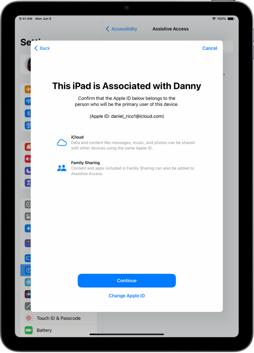 iPad ierīce, kurā redzams Apple ID, kas saistīts ar ierīci, un informācija par iCloud un Family Sharing funkcijām, ko var izmantot ar Assistive Access.