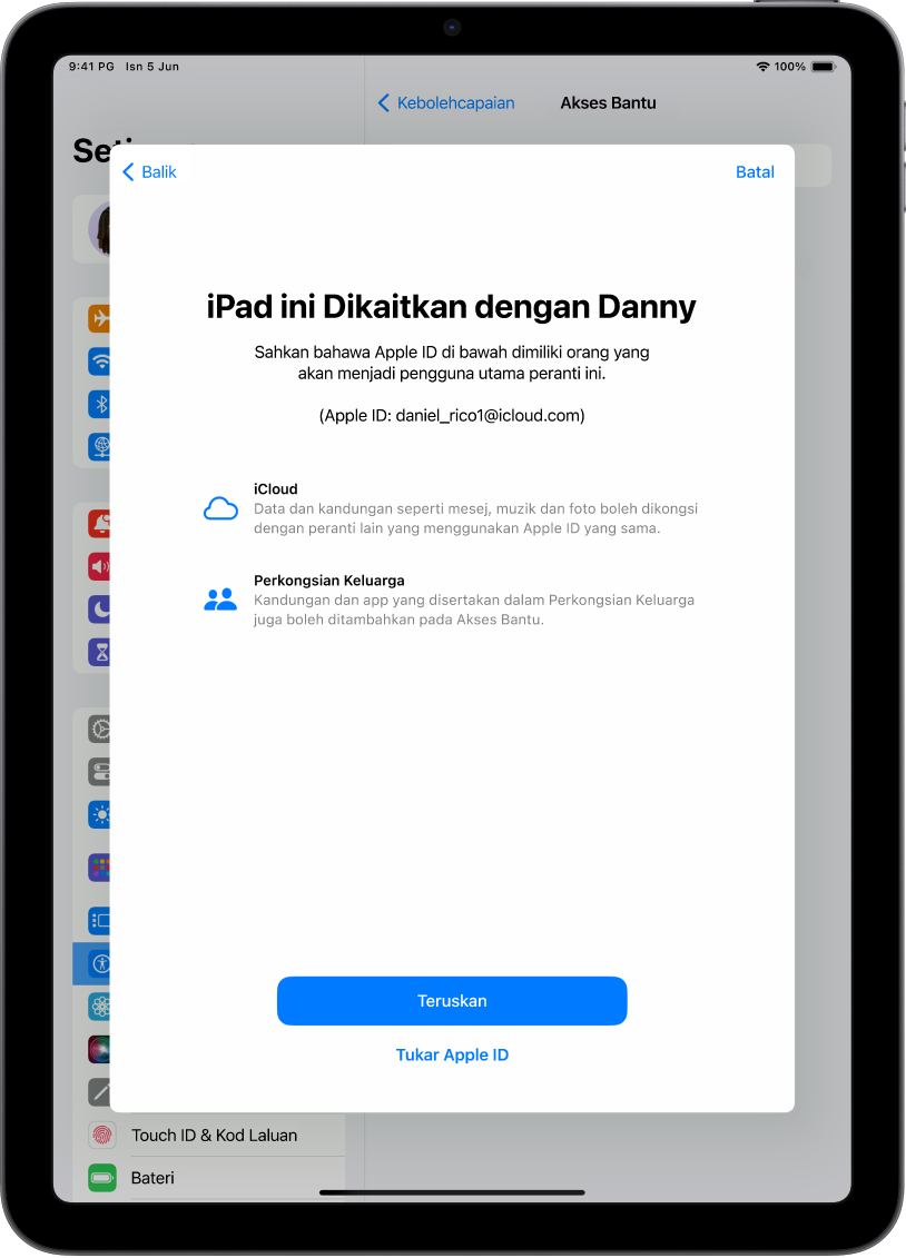 iPad menunjukkan Apple ID yang dikaitkan dengan peranti dan maklumat tentang iCloud dan ciri Perkongsian Keluarga yang boleh digunakan dengan Akses Bantu.