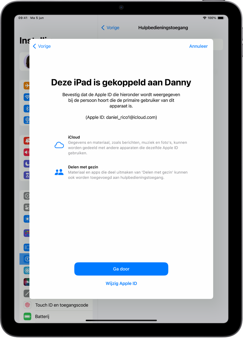 Een iPad met de Apple ID die aan het apparaat is gekoppeld en informatie over het gebruik van iCloud en 'Delen met gezin' in combinatie met hulpbedieningstoegang.