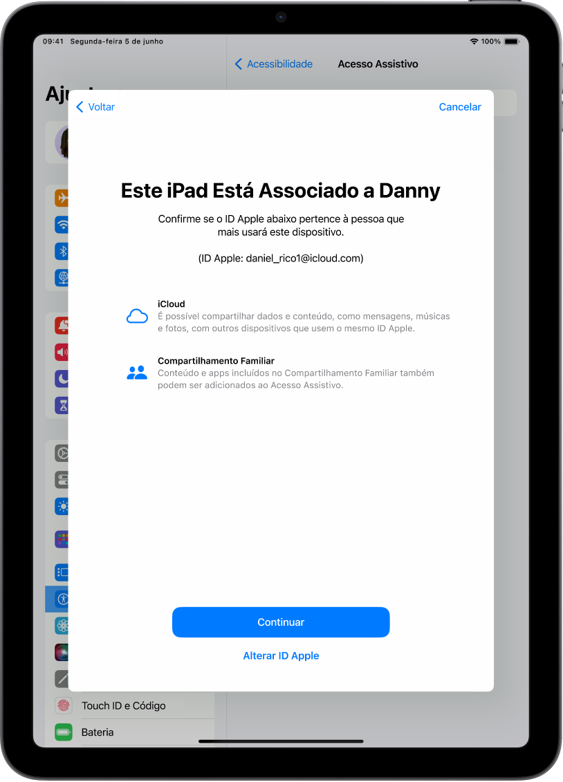 iPad mostrando o ID Apple associado ao dispositivo e informações sobre os recursos do iCloud e do Compartilhamento Familiar que podem ser usados com o Acesso Assistivo.