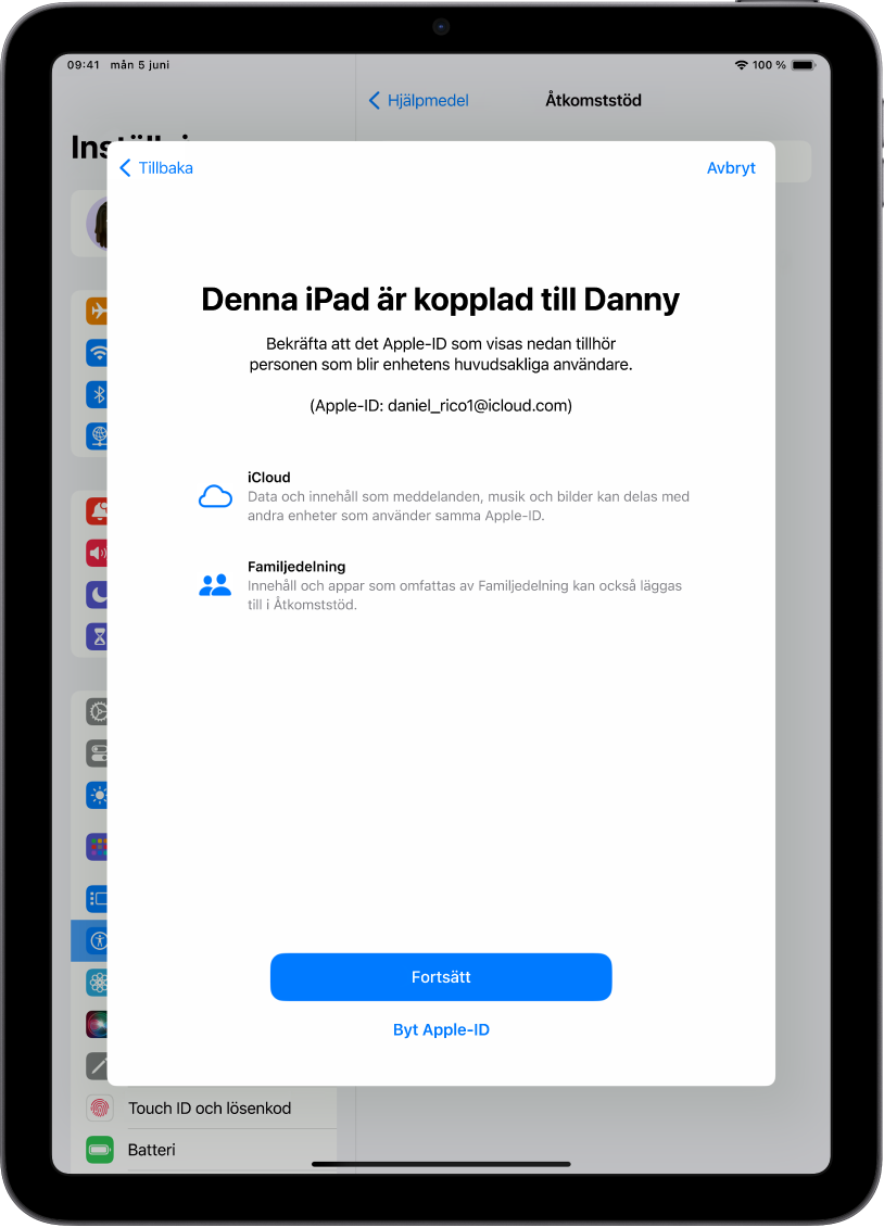 En iPad visar det Apple-ID som är associerat med enheten och information om iCloud- och Familjedelningsfunktioner som kan användas med Åtkomststöd.