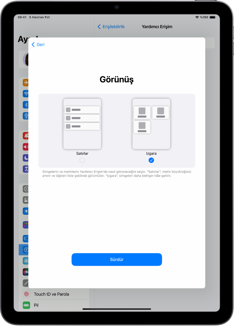 İçerikleri kolay okunabilen listelerde veya görüntüleri ve simgeleri vurgulayan büyük bir ızgarada görüntüleme seçenekleriyle Yardımcı Erişim için ayarlanan bir iPad.