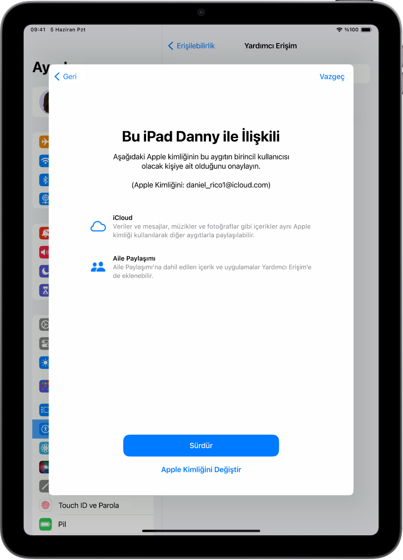 Aygıtla ilişkili Apple kimliğini ve Yardımcı Erişim ile kullanılabilecek iCloud ve Aile Paylaşımı özellikleri hakkındaki bilgileri gösteren bir iPad.