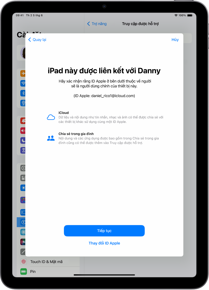 Một iPad đang hiển thị ID Apple được liên kết với thiết bị và thông tin về các tính năng iCloud và Gia đình có thể được sử dụng với Truy cập được hỗ trợ.