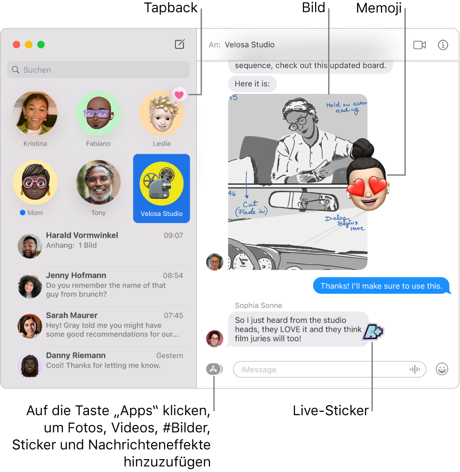 Im Fenster „Nachrichten“ sind mehrere Konversationen links in der Seitenleiste aufgelistet und rechts ist ein Protokoll zu sehen. Einige Elemente sind im Transkript hervorgehoben: links ein Tapback über einer angehefteten Konversation, rechts ein Bild und ein Memoji und unten rechts ein Live-Sticker. Klicke auf die Taste „Apps“ unten im Fenster, um Fotos, Videos, #Bilder, Sticker und Nachrichteneffekte hinzuzufügen.