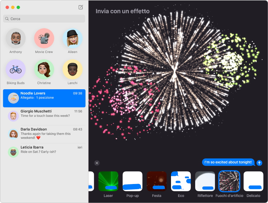 La finestra Messaggi con diverse conversazioni elencate sulla barra laterale a sinistra e un effetto messaggio, fuochi artificiali, visualizzato nella conversazione sulla destra.