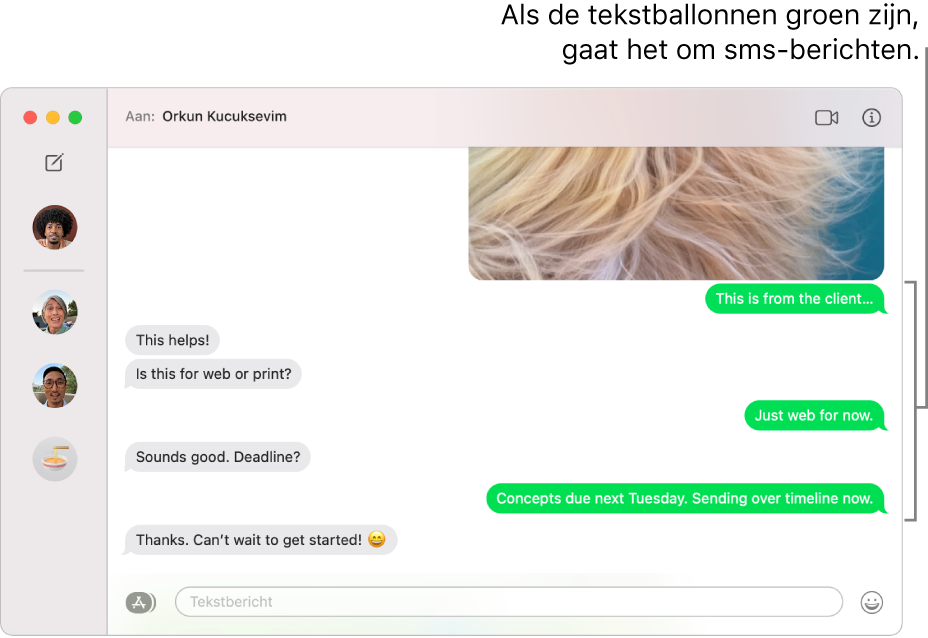 Het Berichten-venster met verschillende gesprekken in de navigatiekolom aan de linkerkant en tekst aan de rechterkant. De tekstballonnen zijn groen, wat aangeeft dat het om sms-berichten gaat.