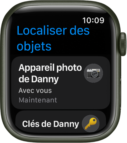 L’app Localiser des objets indique que les AirTags fixés à un appareil photo et à un trousseau de clés sont sur vous.