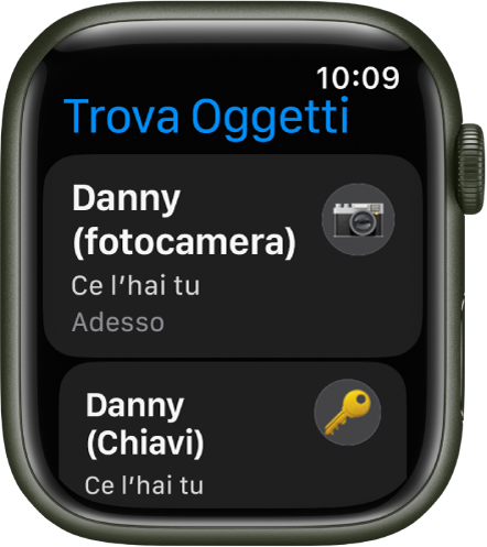 L’app Trova Oggetti mostra che gli AirTag attaccati a una fotocamera e al mazzo di chiavi sono con te.