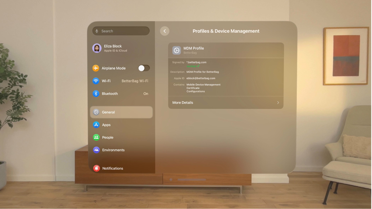 Apple Vision Pro s obrazovkou Správa profilů a zařízení, na níž je podepsaný profil