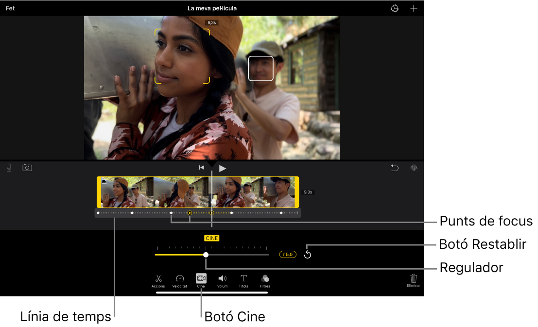 Un clip de vídeo en mode de cine al visor amb els claudàtors grocs al voltant de l’objecte enfocat i un quadre blanc al voltant de l’objecte que no està enfocat. La línia de temps mostra els punts de focus blancs i grocs.