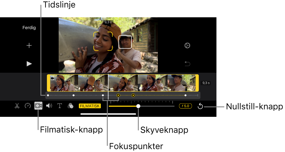 Et videoklipp i Filmatisk modus i visningsvinduet, med gule hakeparenteser rundt objektet som er i fokus, og en hvit ramme rundt et objekt som ikke er i fokus. Tidslinjen viser hvite og gule fokuspunkter.