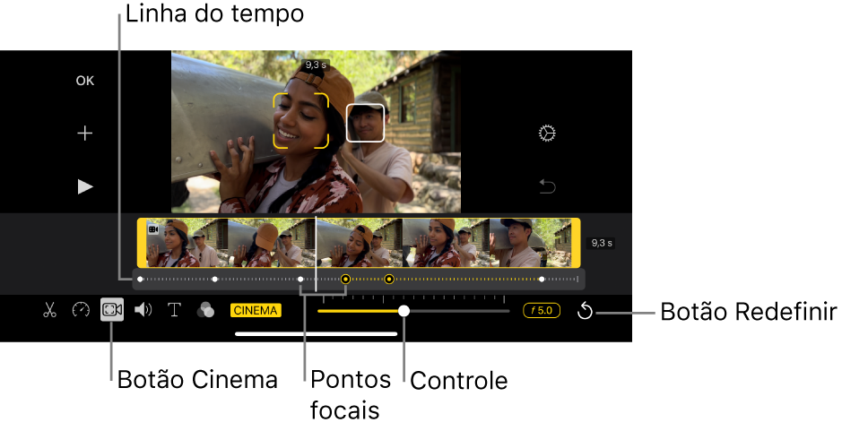 Um clipe de vídeo no modo Cinema no visualizador, com colchetes amarelos ao redor do objeto em foco e uma caixa branca ao redor de um objeto que não está em foco. A linha do tempo mostra pontos de foco brancos e amarelos.