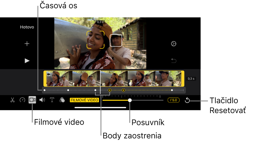 V zobrazovači je videoklip s filmovým režimom. Okolo aktuálne zaostreného objektu sú žlté zátvorky a nezaostrený objekt sa nachádza v bielom obdĺžniku. Na časovej osi sa zobrazuje biely a žltý bod zaostrenia.