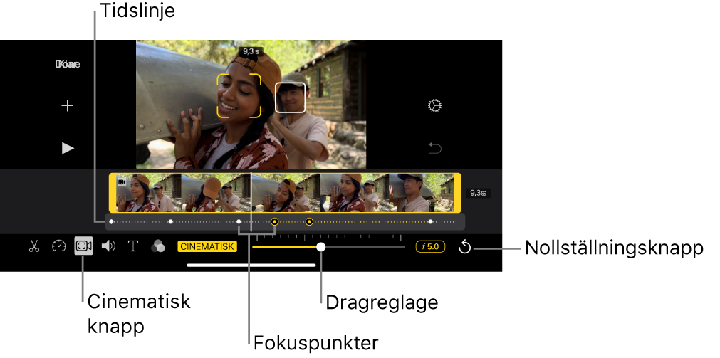 Ett videoklipp med cinematiskt läge i visningsfönstret med gula parenteser runt objektet som är i fokus för tillfället och en vit ruta runt ett objekt som inte är i fokus. Tidslinjen visar vita och gula fokuspunkter.