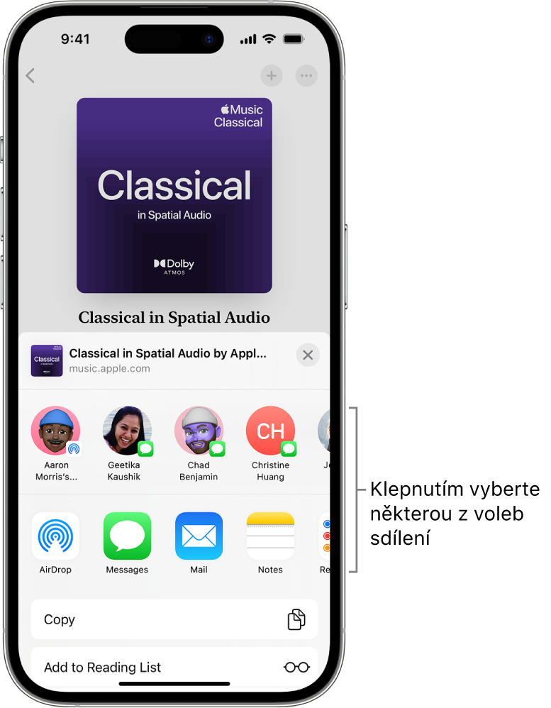 Na obrazovce iPhonu je nahoře zobrazený playlist s vážnou hudbou a pod ním jsou uvedené kontakty a volby sdílení.