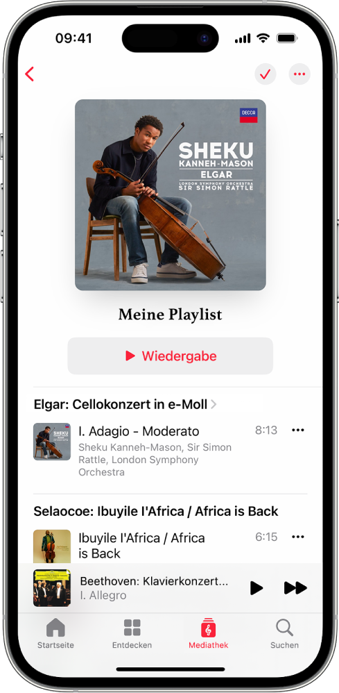 Ein iPhone mit einer persönlichen Playlist in der Apple Music Classical. Oben in der Bildschirmmitte befinden sich Album-Cover, Playlistname und Wiedergabetaste. Der MiniPlayer erscheint unten im Bildschirm angezeigt und zeigt den Musiktitel an, der gerade wiedergegeben wird. Unter dem MiniPlayer sind die Tasten „Startseite“, „Entdecken“, „Mediathek“ und „Suchen“ zu sehen.