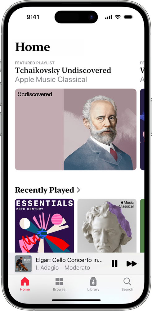 iPhone wyświetlający kartę Home w aplikacji Apple Music Classical. Na górze ekranu wyświetlana jest wyróżniona playlista. Na środku ekranu wyświetlane są ostatnio odtwarzane playlisty, a pod nimi znajduje się miniodtwarzacz, który wyświetla aktualnie odtwarzaną ścieżkę. Na samym dole ekranu znajdują się przyciski Home, Browse, Library i Search.