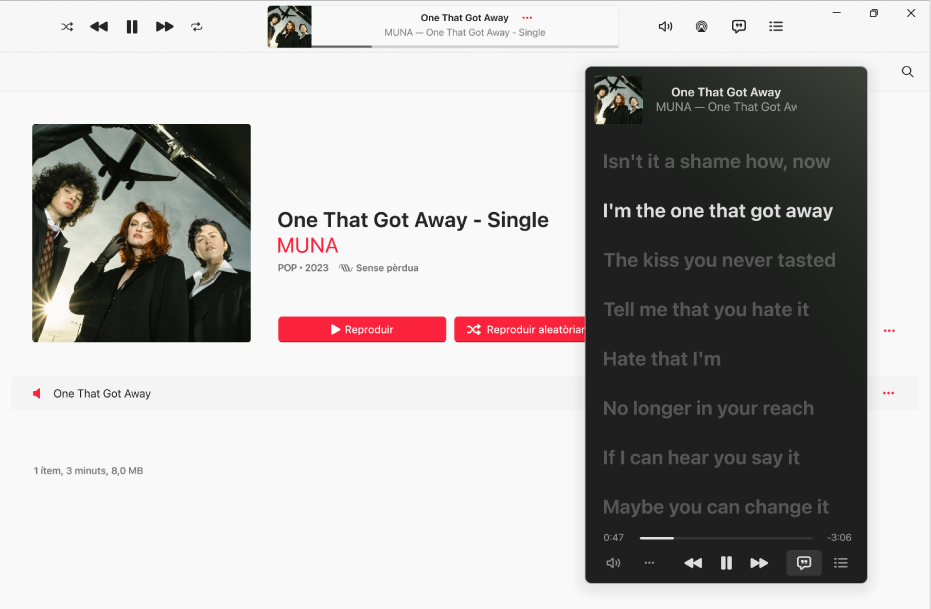 La finestra de l’Apple Music mostrant un àlbum i una cançó i la finestra del minireproductor amb la cançó que s’està reproduint i la seva lletra a sota, que apareix a la pantalla sincronitzada amb la música.