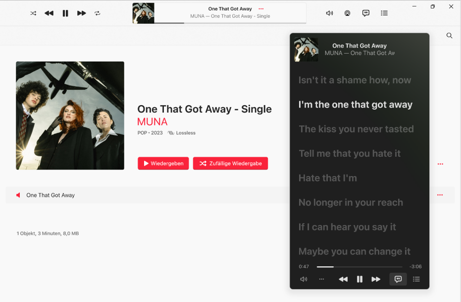 Das Fenster der Apple Music-App mit einem angezeigten Album und Titel sowie das MiniPlayer-Fenster mit einem laufenden Titel und dem Liedtext, der synchron mit der Musik darunter angezeigt wird.