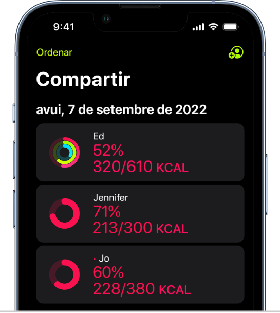Pantalla d’un iPhone en què es mostren les dades d’activitat que es comparteixen amb dues persones.