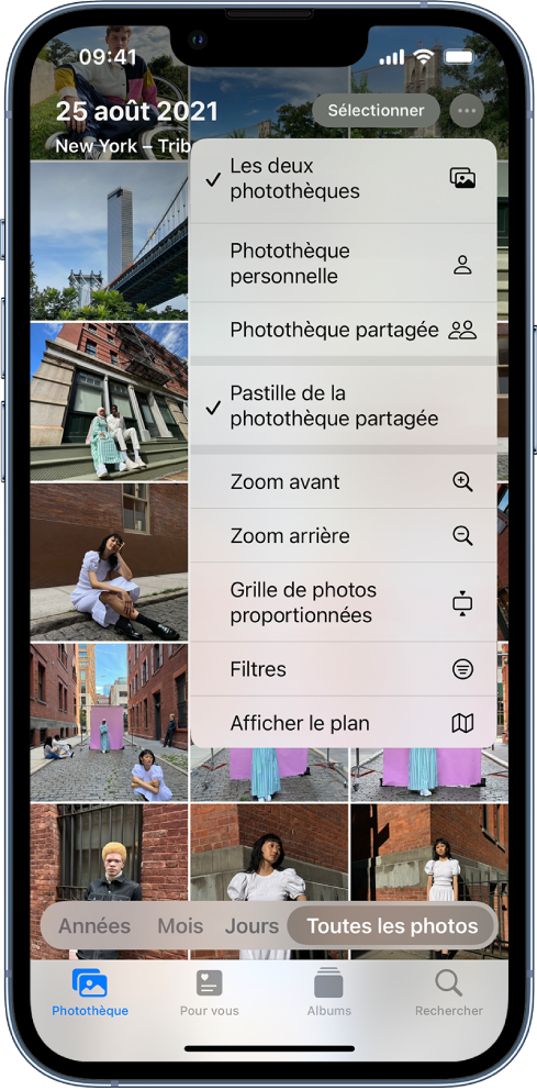 Un écran d’iPhone affichant une photothèque personnelle et une photothèque partagée dans l’app Photos.